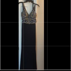 I’m selling an unworn size 6 navy blue prom dress